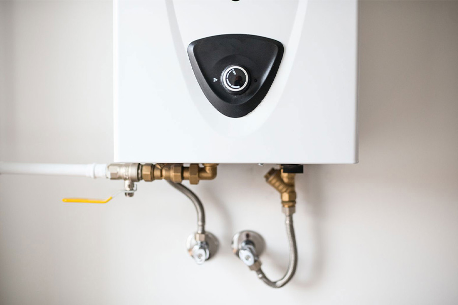 Tankless water heater with pipe setup
